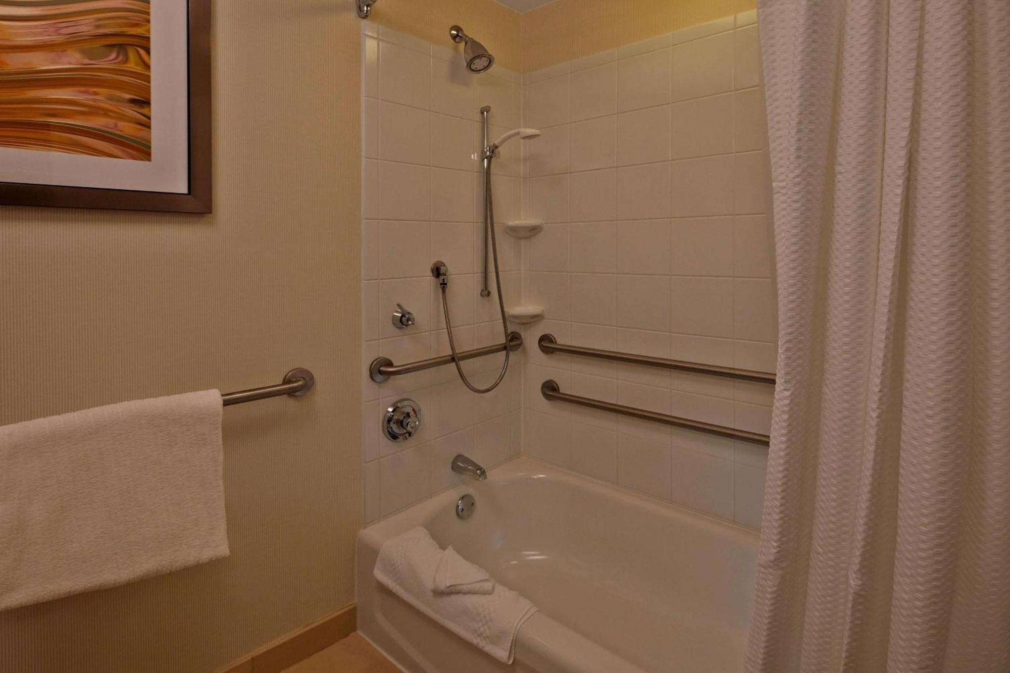 Отель Courtyard By Marriott Providence Уорик Экстерьер фото