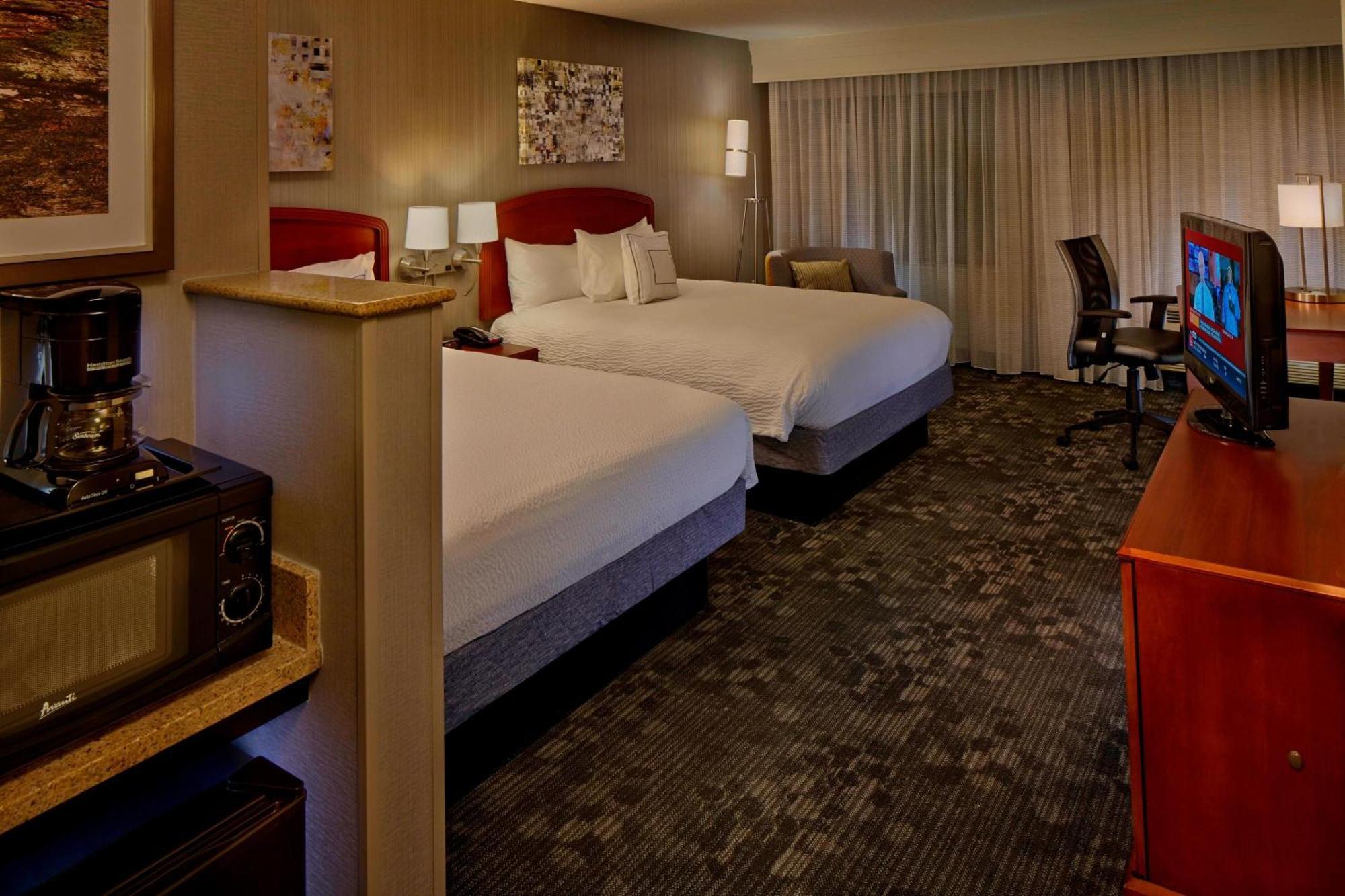 Отель Courtyard By Marriott Providence Уорик Экстерьер фото