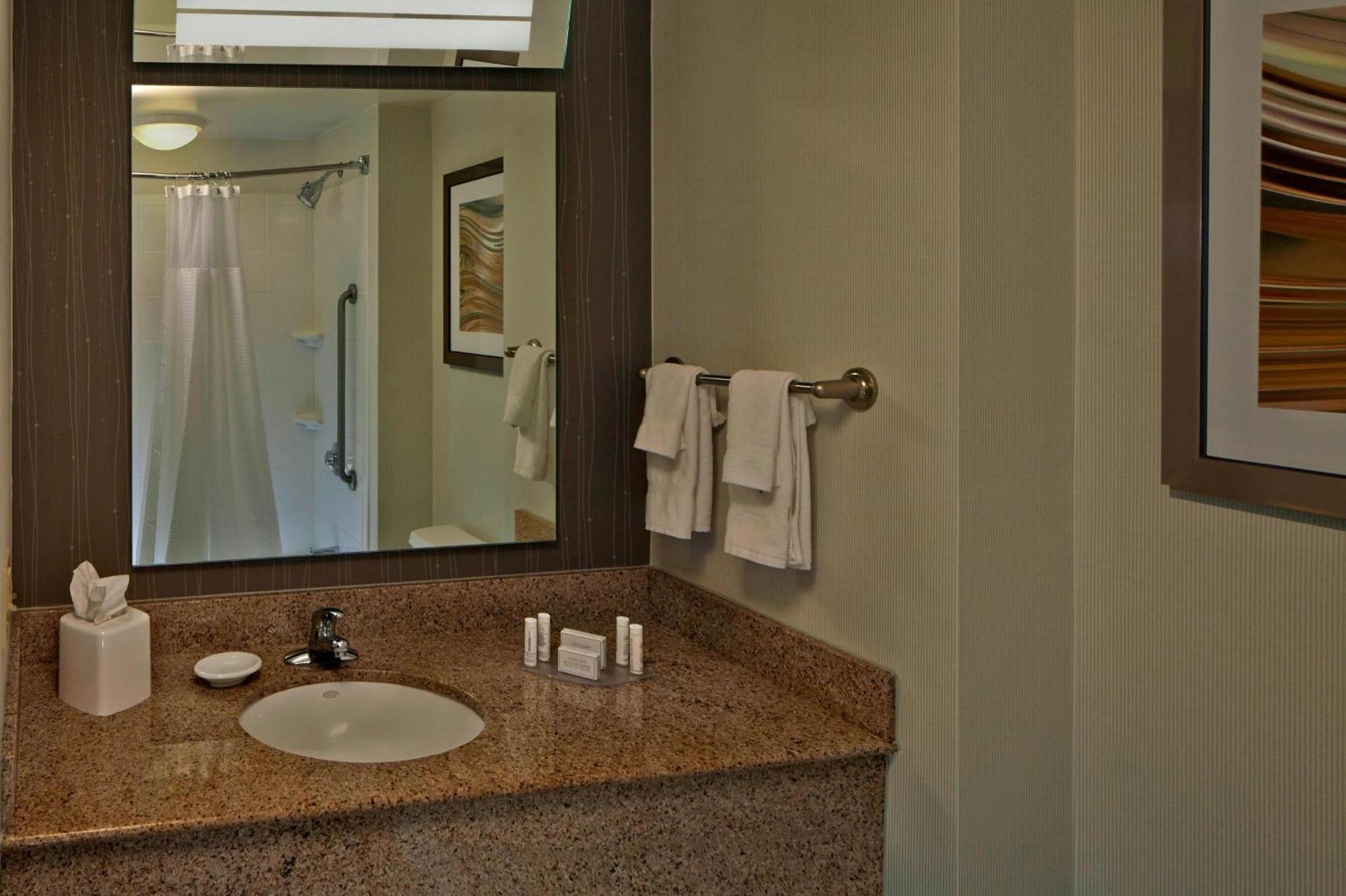 Отель Courtyard By Marriott Providence Уорик Экстерьер фото